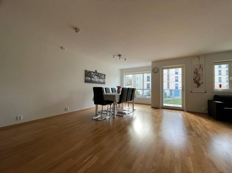 3 Sleeping Rooms For 82M2 Which Direct Traffic To Airport And City Center Bergen Esterno foto